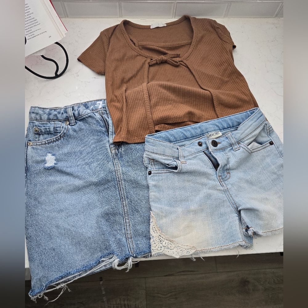 Brown Ribbed Tie-Front Crop Top with Light Denim Skirt & Frayed Shorts